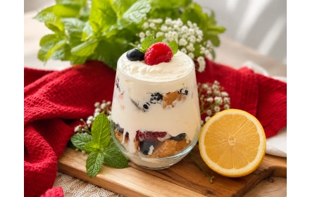 Pucharki z mascarpone i owocami