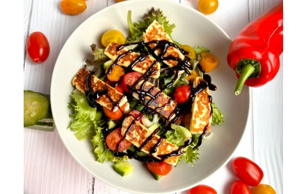 Sałatka z grillowanym Halloumi